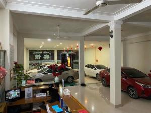 a car dealership with cars parked in a garage at hằng hiên hotel in Lục Ngạn