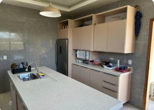 Η κουζίνα ή μικρή κουζίνα στο Casa 5 quartos Aluguel Temporada Residencial Mirandinha