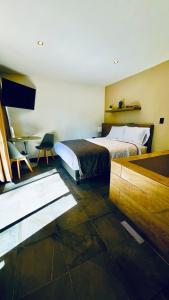 Postel nebo postele na pokoji v ubytování Roots Luxury Cabins