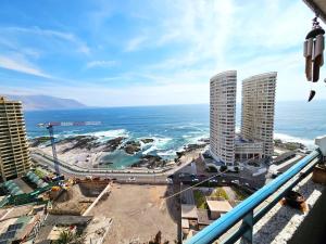 uma varanda com vista para a praia e para o oceano em Habitación duerme y disfruta junto al mar em Iquique