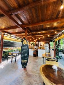 Restoran või mõni muu söögikoht majutusasutuses Calipso Ocean Lodge- Avellana Beach Hotel