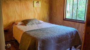Ένα ή περισσότερα κρεβάτια σε δωμάτιο στο Cabañas Cerro Colorado Lago Colbún