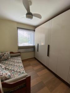 1 dormitorio con 1 cama y ventilador de techo en Apartamento completo no centro de Domingos Martins en Domingos Martins