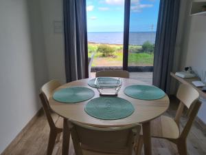 uma mesa de jantar com cadeiras e vista para o oceano em Casa Tabaiba Dulce em Jerez de la Frontera