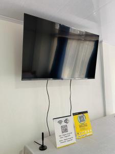 uma televisão de ecrã plano pendurada numa parede em Hostel Bogotá Kings em Bogotá