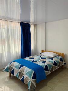 1 dormitorio con cama y ventana en Hostel Bogotá Kings en Bogotá