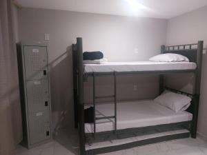 - deux lits superposés dans une chambre dans l'établissement Hostal Boutique de Venecia, à Mexico