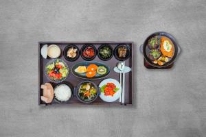 una vista aérea de una bandeja de comida en una mesa en KOSMOS Ulleungdo, en Ullŭng