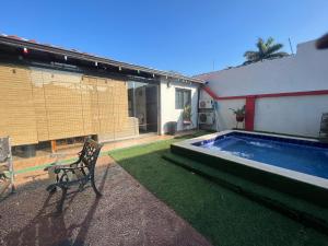 a yard with a chair and a swimming pool at El sitio in Luque