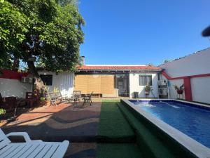a backyard with a swimming pool and a house at El sitio in Luque