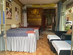 una habitación con 3 camas y un cartel que lee solo spa infantil en Viet Anh Homestay, en Ninh Binh