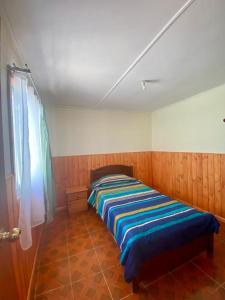 1 dormitorio con 1 cama en una habitación en Casa cerca de la playa, en Los Vilos