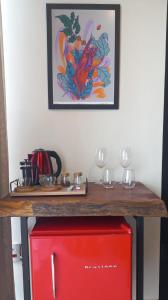 stół z kieliszkami do wina na czerwonej szafce w obiekcie Terra de Kurí w mieście Espírito Santo do Pinhal