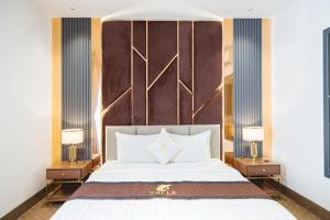 En eller flere senge i et værelse på Hotel Trí Lê PREMIER
