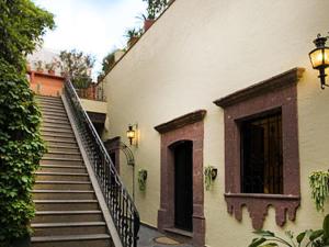 eine Treppe, die zu einem Gebäude mit einer Treppe führt in der Unterkunft Casalinda San Miguel in San Miguel de Allende