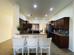 Η κουζίνα ή μικρή κουζίνα στο Luxury Home W Heated PoolNear IMG & Siesta Key Beach