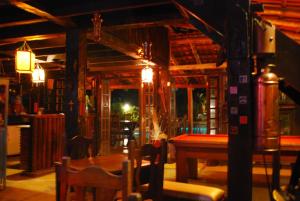Um restaurante ou outro lugar para comer em Hotel Pousada Katmandu
