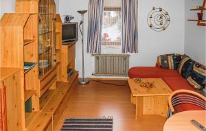sala de estar con sofá y mesa en Stunning Apartment In Rinn B, Innsbruck With 2 Bedrooms en Rinn