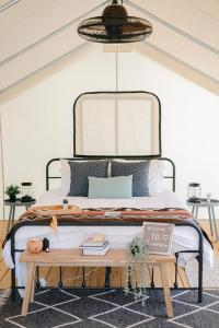 Giường trong phòng chung tại Luxury Glamping Tents @ Lake Guntersville State Park