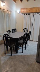 uma mesa de jantar e cadeiras num quarto em Departamento em Puerto Madryn