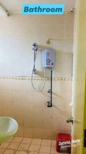 W łazience znajduje się prysznic, umywalka i toaleta. w obiekcie Samma HomeStay Double Storey Terrace House w mieście Kota Kinabalu