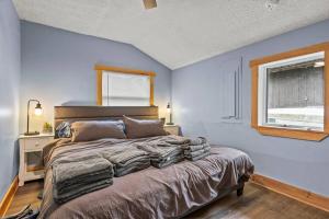 1 dormitorio con 1 cama grande y paredes azules en Cozy Home W/ King Bed & Lake access, en Canandaigua