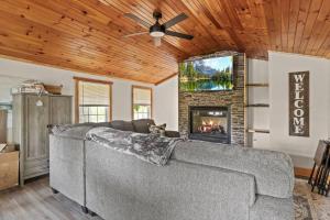 sala de estar con sofá y chimenea en Cozy Home W/ King Bed & Lake access, en Canandaigua
