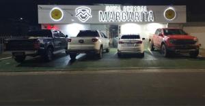 un grupo de coches estacionados frente a un concesionario en HOTEL CENTRAL MARGARITA en Boa Vista
