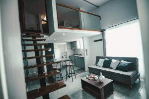 Il comprend un salon avec un canapé et une table. dans l'établissement Lindo Apartamento - Central, à Manizales