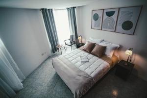 - une chambre avec un lit et une grande fenêtre dans l'établissement Lindo Apartamento - Central, à Manizales