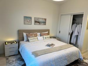 1 dormitorio con 1 cama grande y armario en Saratoga Serenity at THE BEACH HOUSE, en Campbell River