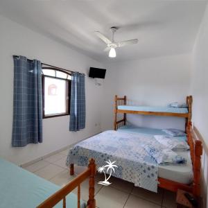 a bedroom with two bunk beds and a window at Apartamento dos Sonhos in Ilha Comprida