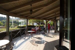 Hotel MARINELLA parking wi-fi spiaggia attrezzata的阳台或露台
