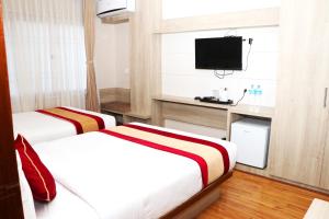 Una televisión o centro de entretenimiento en Hotel Prime Suite