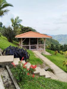 - un kiosque dans un jardin fleuri dans l'établissement Cabaña Bella Vista, à Pereira