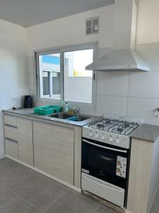 Il comprend une cuisine équipée d'une cuisinière et d'un évier. dans l'établissement Departamento tornquist por día, à Tornquist