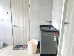 a bathroom with a trash can in the corner of a room at Mojisu Homestay 麻吉宿 in Miri