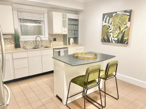 Kuchyň nebo kuchyňský kout v ubytování 5STAR Close2BOSTON Private Stylish HOME +W/D+Wi-Fi