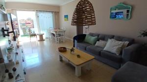 sala de estar con sofá y mesa en Amplio y luminoso ph en zona guemes, acceso por escalera en Mar del Plata