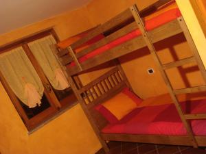 Letto o letti a castello in una camera di L'Ometto Bed&Breakfast