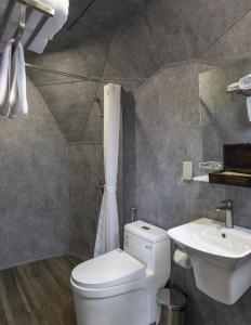uma casa de banho com um WC branco e um lavatório. em Wonderland Resort Phan Thiet em Phan Thiet