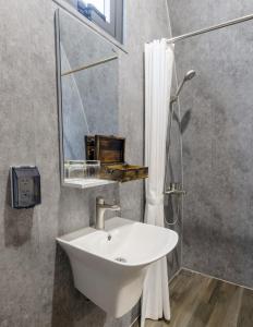 uma casa de banho com um lavatório e um espelho em Wonderland Resort Phan Thiet em Phan Thiet