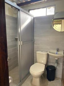 een badkamer met een toilet en een wastafel bij MALAVI Cabaña Nobsa in Nobsa