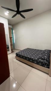 En eller flere senge i et værelse på Homestay Anggun