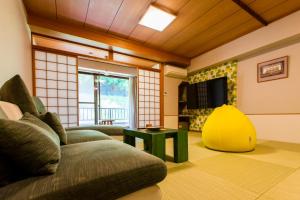 TV a/nebo společenská místnost v ubytování Mashikokan Satoyama Resort Hotel