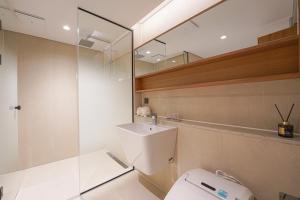 uma casa de banho com um WC e um lavatório em Hotel Ground27 em Busan