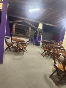 una stanza vuota con tavoli in legno e un pianoforte di Espaço perainda a Boa Vista
