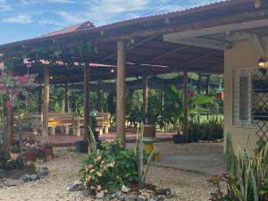 pérgola de madera con banco y mesa en Cabañas Paulamar - Apto 2 - Tolu, en La Gloria 6 fotos más