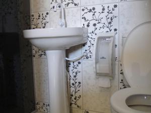 a bathroom with a sink and a toilet at Residencial Lage Suíte 05-A (Casal+01Beliche) in Porto Seguro