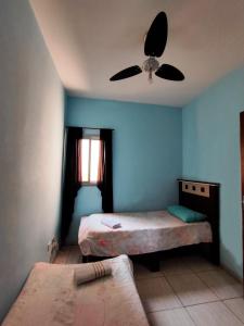 1 dormitorio con 2 camas y ventilador de techo en Casa Aeroporto Guarulhos até 8 pessoas com WIFI, en Guarulhos